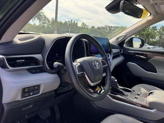 used 2023 Toyota Highlander car, priced at $39,900