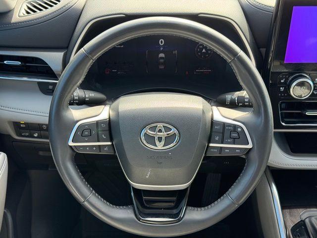 used 2023 Toyota Highlander car, priced at $39,900