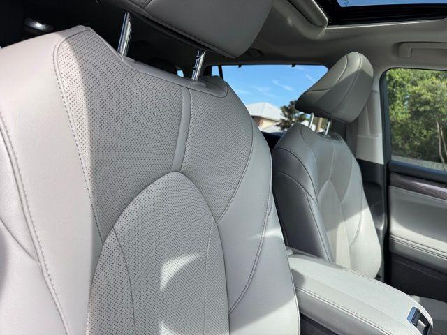 used 2023 Toyota Highlander car, priced at $39,900