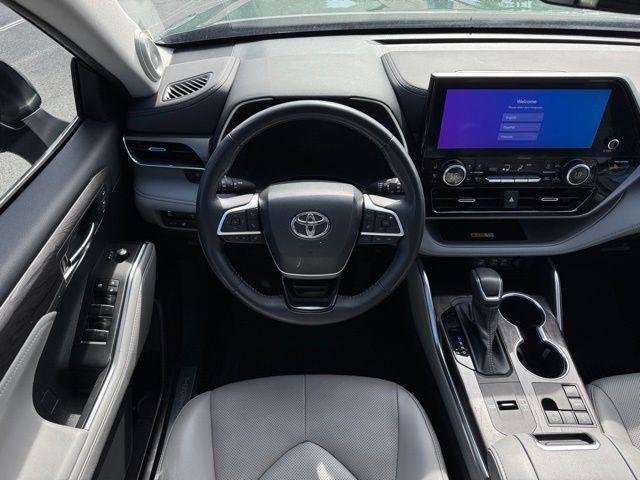 used 2023 Toyota Highlander car, priced at $39,900