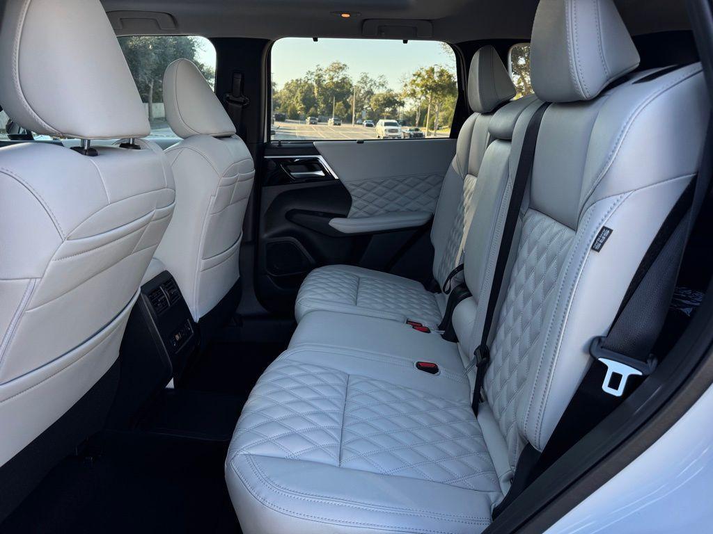 new 2025 Mitsubishi Outlander PHEV car