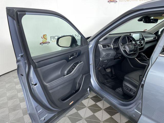 used 2022 Toyota Highlander car, priced at $35,626