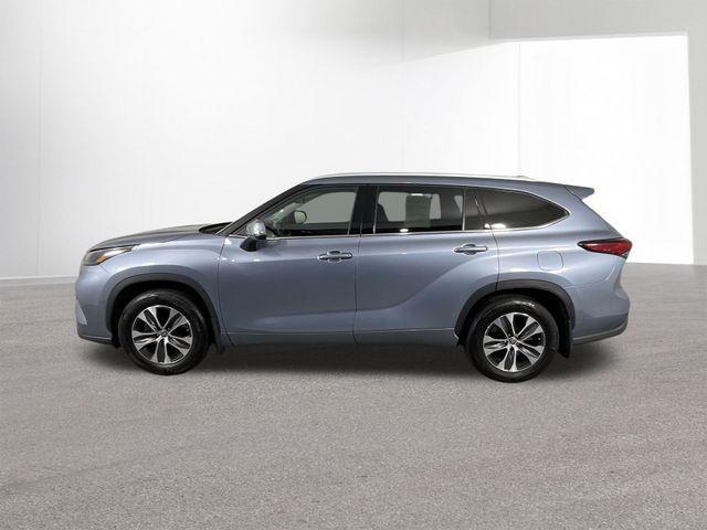 used 2022 Toyota Highlander car, priced at $35,626