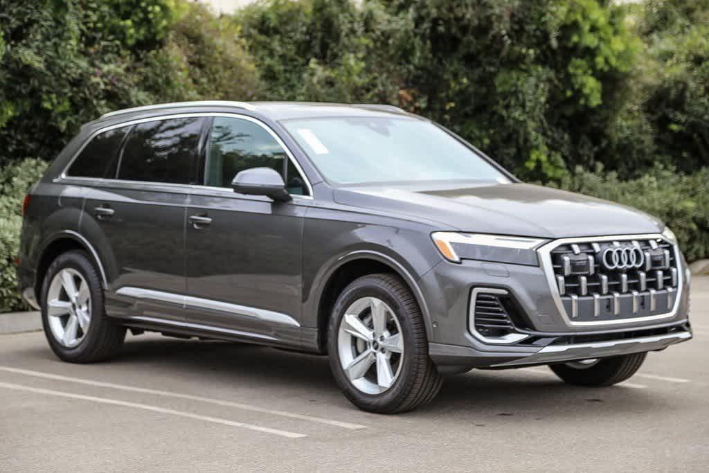 new 2025 Audi Q7 car, priced at $68,070