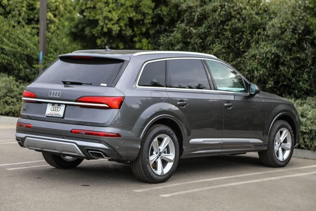 new 2025 Audi Q7 car, priced at $68,070