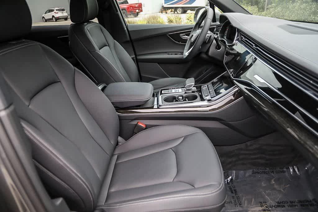 new 2025 Audi Q7 car, priced at $68,070