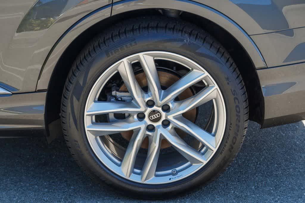 new 2025 Audi Q7 car, priced at $68,278