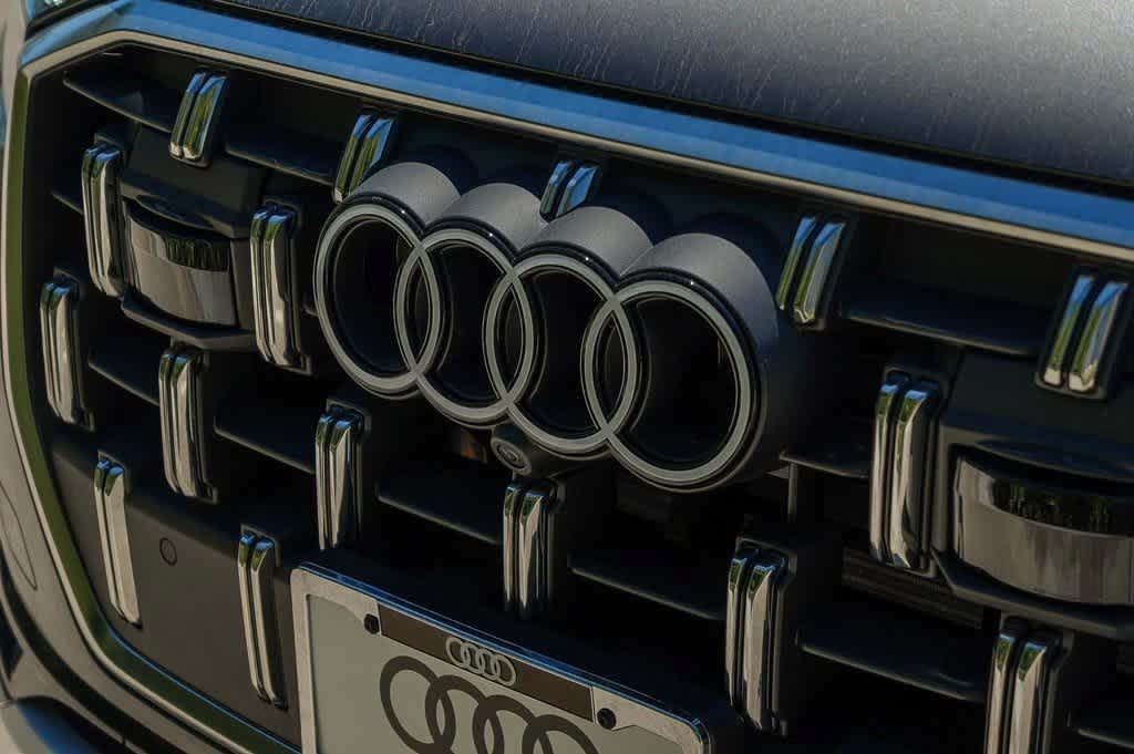 new 2025 Audi Q7 car, priced at $68,278