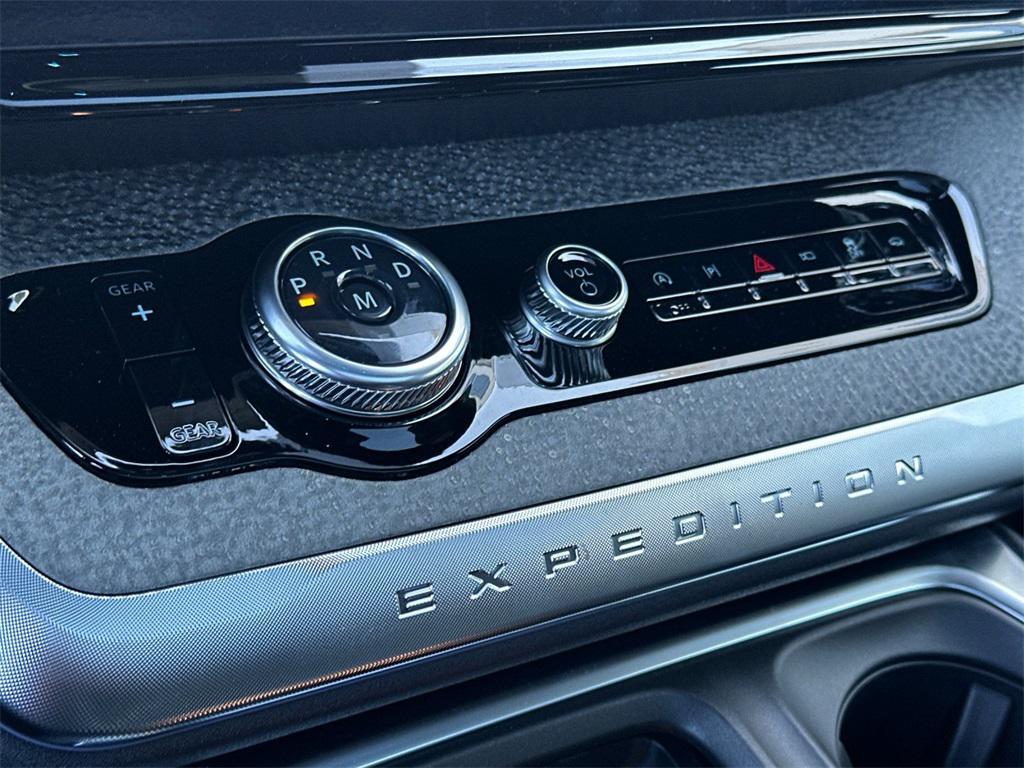 new 2025 Ford Expedition car, priced at $84,075