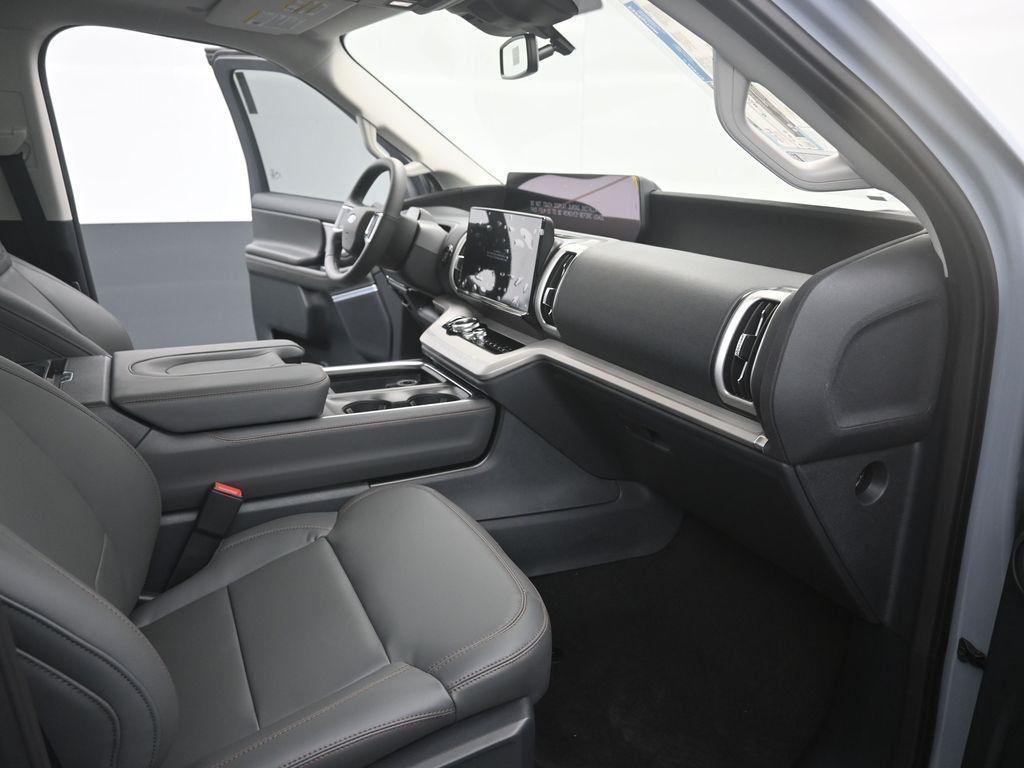 new 2025 Ford Expedition car, priced at $65,078