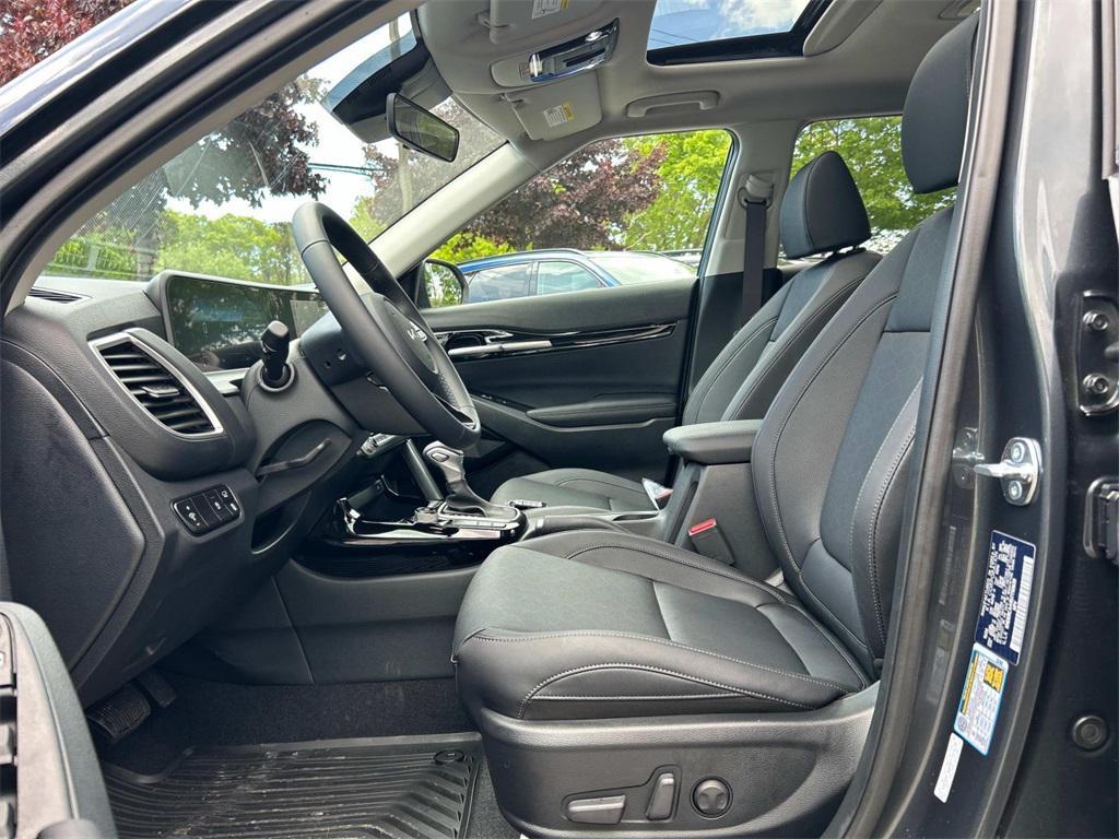 used 2025 Kia Seltos car, priced at $28,995