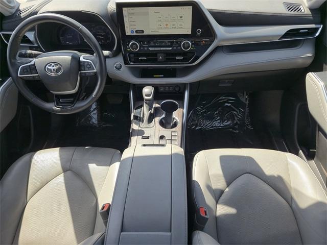 used 2023 Toyota Highlander car, priced at $40,999