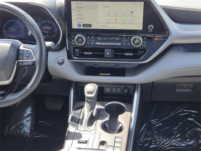 used 2023 Toyota Highlander car, priced at $40,999