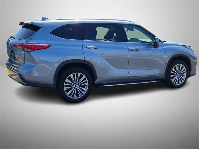 used 2023 Toyota Highlander car, priced at $40,999
