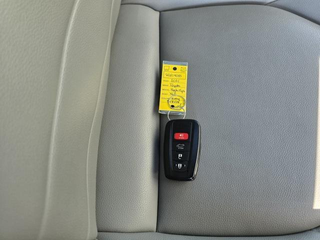 used 2021 Toyota Highlander Hybrid car, priced at $29,999