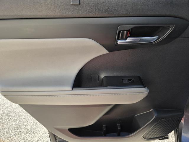 used 2021 Toyota Highlander Hybrid car, priced at $29,999