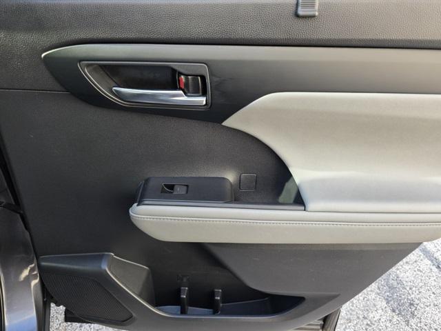 used 2021 Toyota Highlander Hybrid car, priced at $29,999
