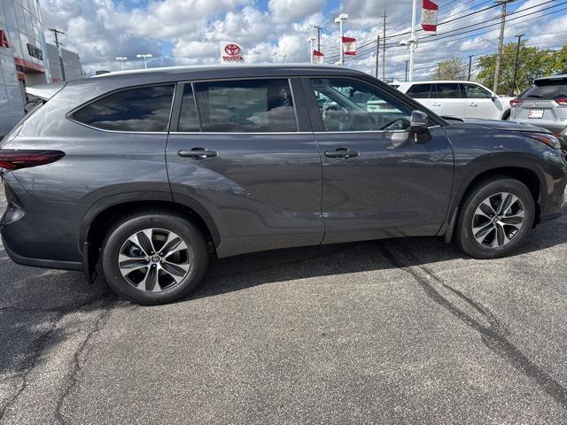 new 2025 Toyota Highlander car, priced at $48,222