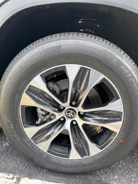 new 2025 Toyota Highlander car, priced at $48,222