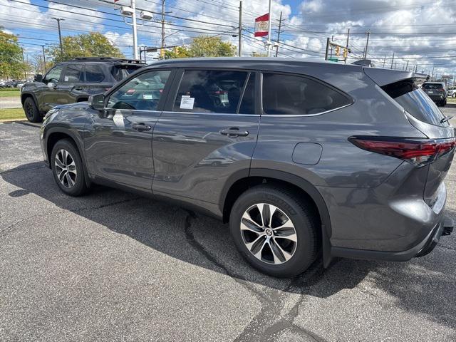 new 2025 Toyota Highlander car, priced at $48,222