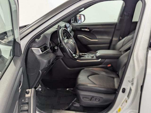 used 2022 Toyota Highlander car, priced at $34,392