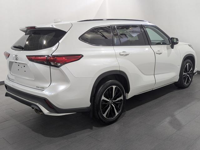 used 2022 Toyota Highlander car, priced at $34,392