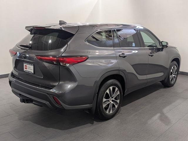 used 2022 Toyota Highlander car, priced at $39,999