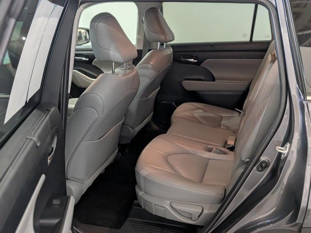 used 2022 Toyota Highlander car, priced at $39,999