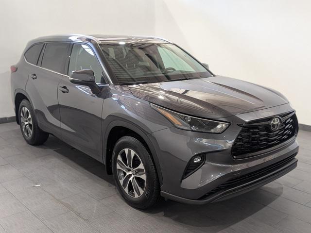 used 2022 Toyota Highlander car, priced at $39,999