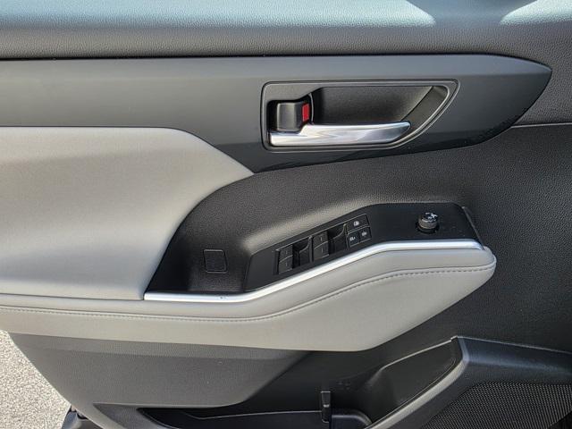 used 2022 Toyota Highlander car, priced at $34,450