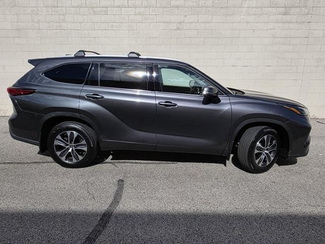 used 2022 Toyota Highlander car, priced at $34,450