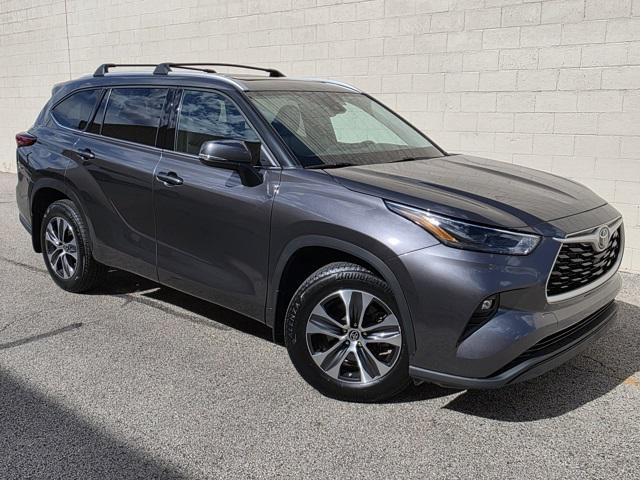 used 2022 Toyota Highlander car, priced at $34,450