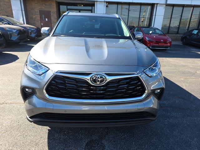 new 2025 Toyota Highlander car, priced at $53,482