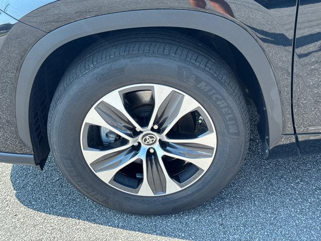 used 2021 Toyota Highlander car, priced at $28,750