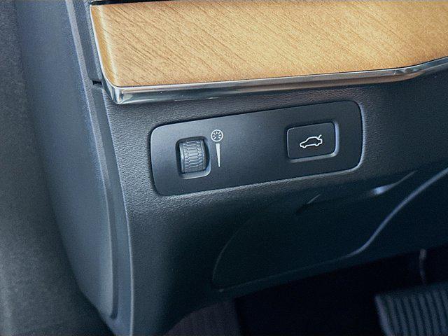 used 2022 Volvo XC90 car, priced at $38,897