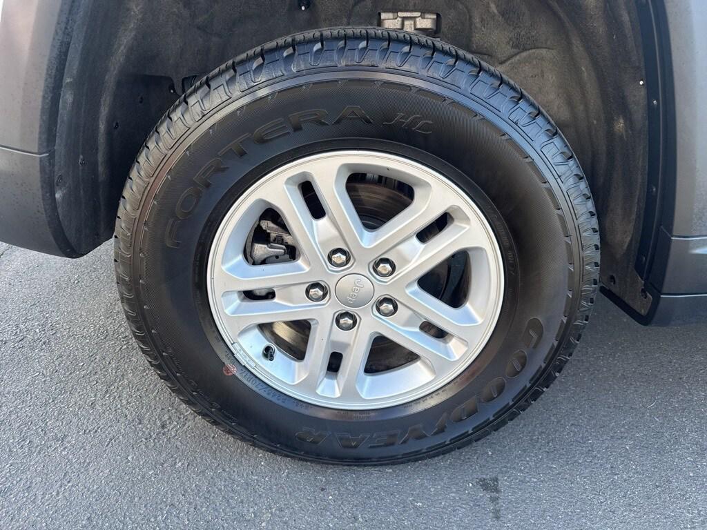 used 2024 Jeep Grand Cherokee car, priced at $28,990