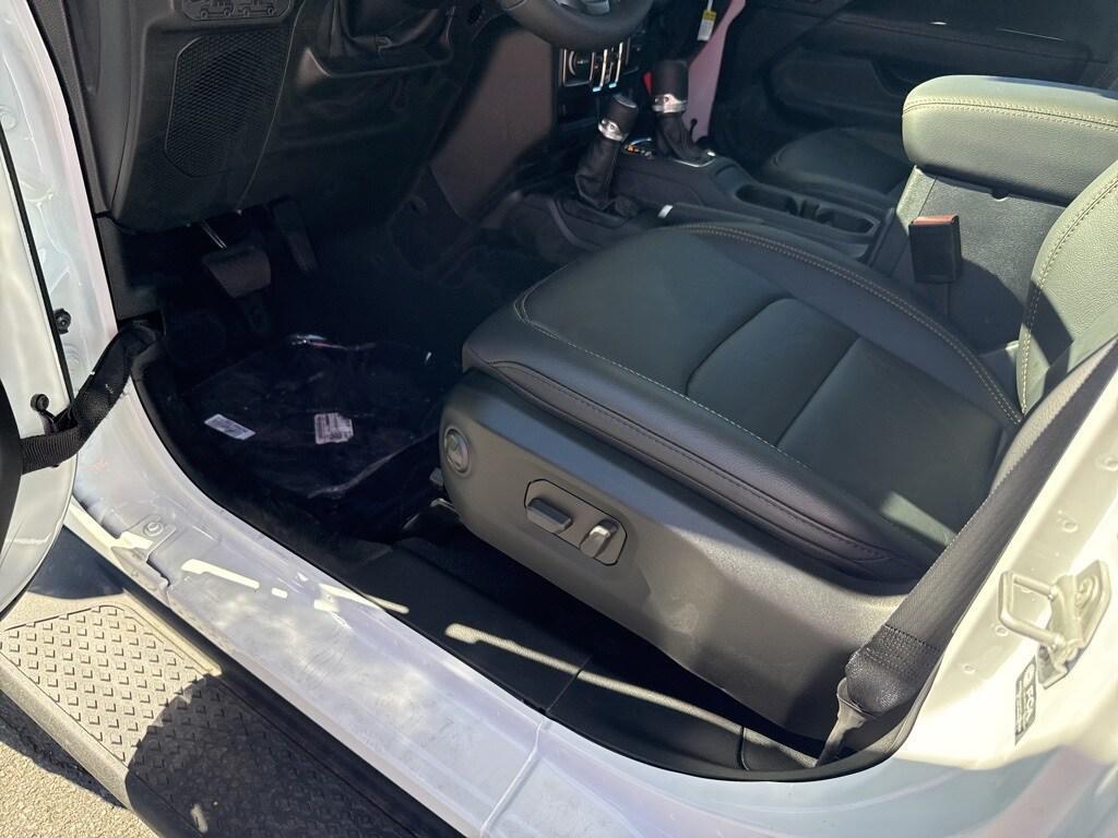 new 2025 Jeep Gladiator car, priced at $48,100