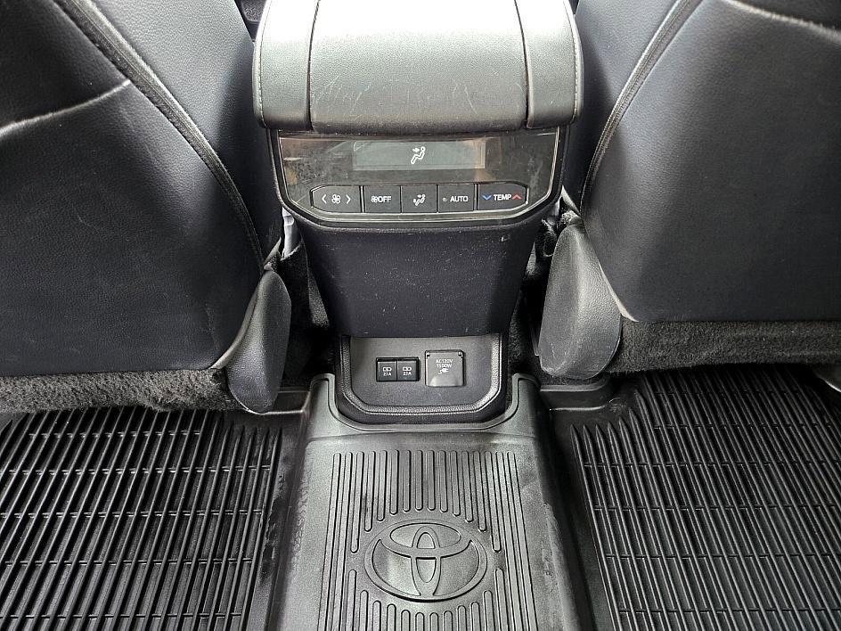 used 2020 Toyota Highlander Hybrid car, priced at $26,639