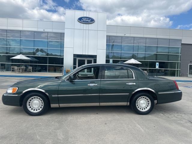 used 2001 Lincoln Town Car car, priced at $6,551