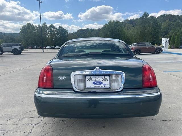 used 2001 Lincoln Town Car car, priced at $6,551