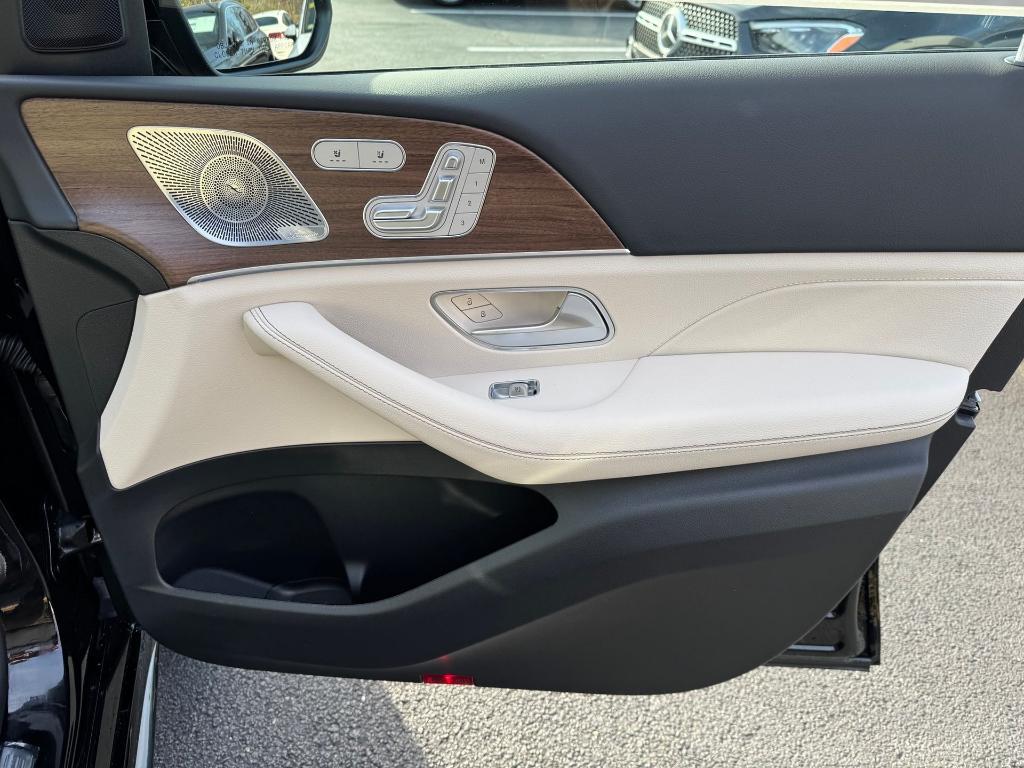 new 2025 Mercedes-Benz GLS 450 car, priced at $98,195