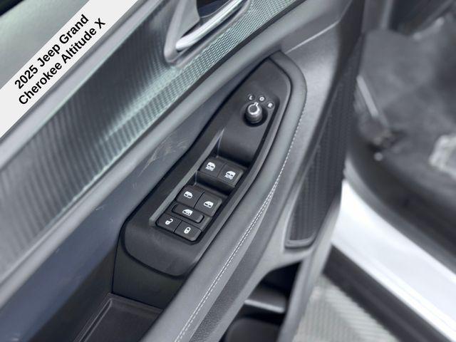 new 2025 Jeep Grand Cherokee car, priced at $37,701