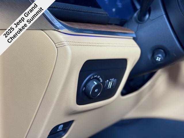 new 2025 Jeep Grand Cherokee car, priced at $57,875