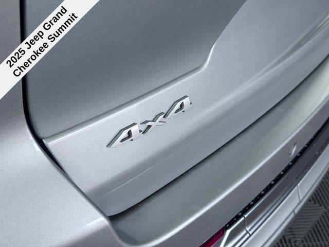 new 2025 Jeep Grand Cherokee car, priced at $57,875