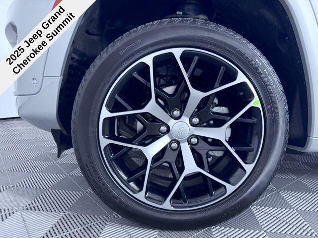 new 2025 Jeep Grand Cherokee car, priced at $57,875