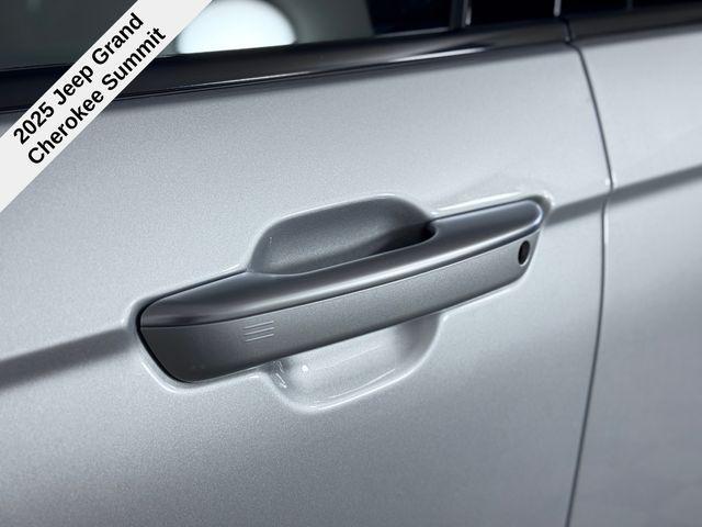 new 2025 Jeep Grand Cherokee car, priced at $57,875