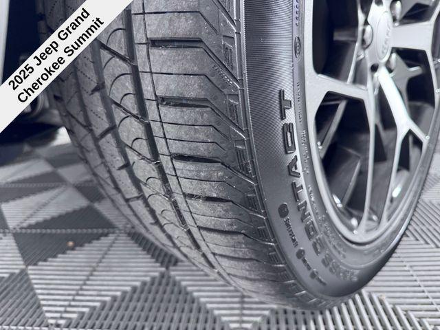 new 2025 Jeep Grand Cherokee car, priced at $57,875