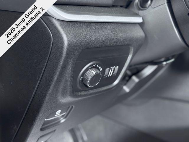 new 2025 Jeep Grand Cherokee car, priced at $37,062