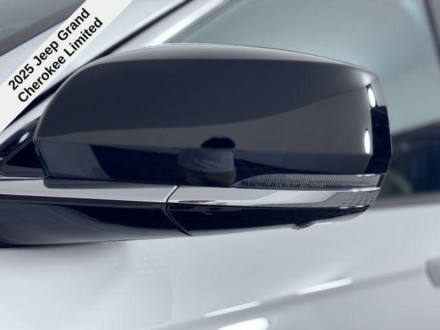 new 2025 Jeep Grand Cherokee car, priced at $43,220