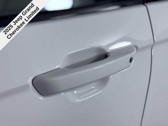 new 2025 Jeep Grand Cherokee car, priced at $43,220